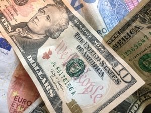 Een foto met zowel dollars als euro's
