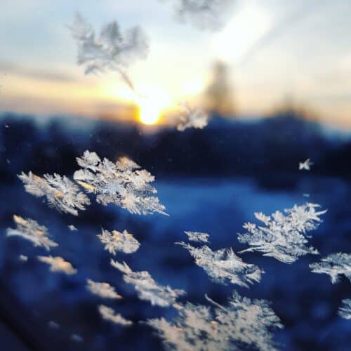 Een foto met zon en sneeuw om te visualiseren hoe de pensioenleeftijd berekend kan worden
